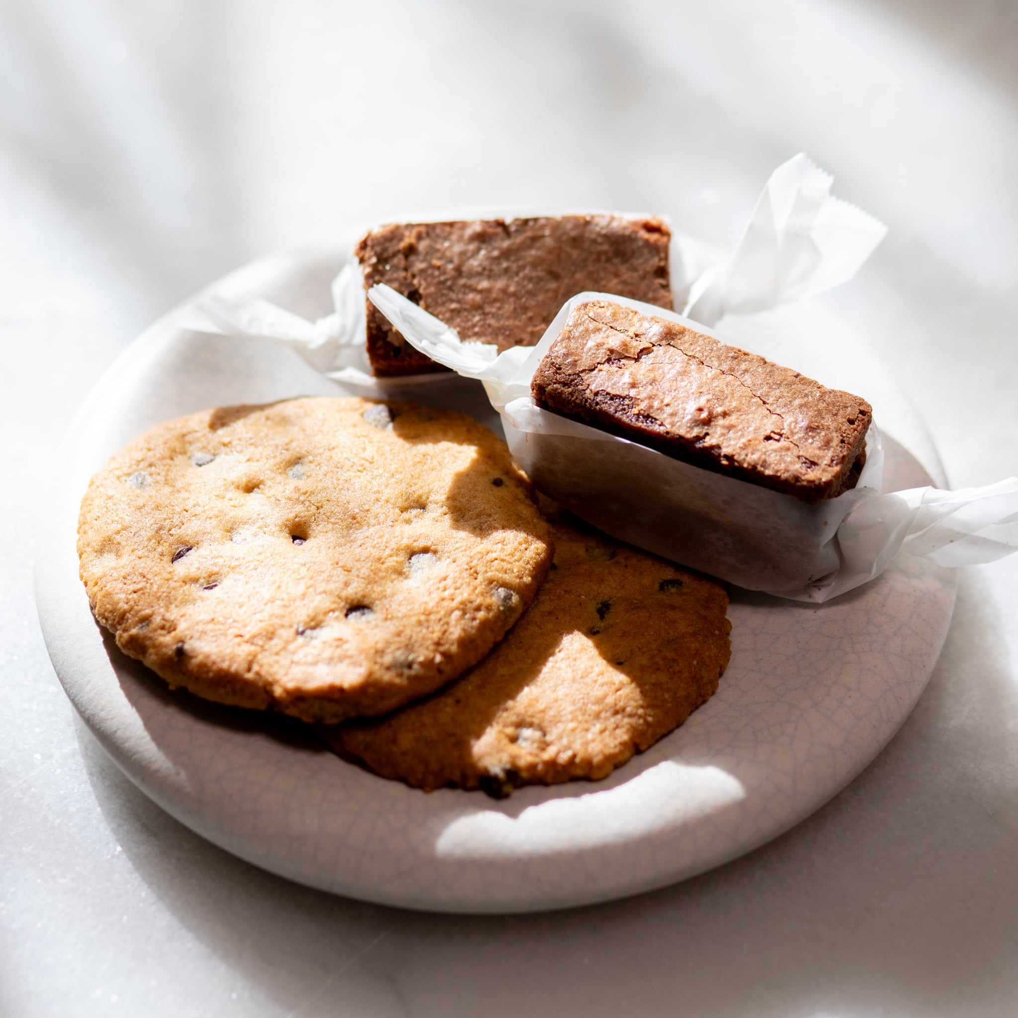 写真:ブラウニーとチョコチップクッキー